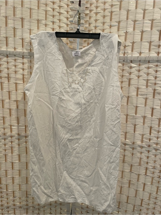 Unknown Tops - Sleeveless White Embroidered V-Neck Camisole